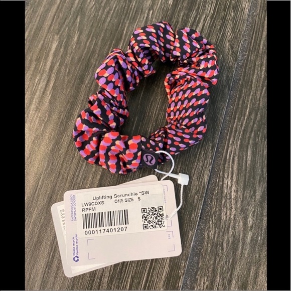 Lululemon Uplifting Scrunchie *Seawheeze 2020 in Race Pace Flare Multi - Picture 5 of 6